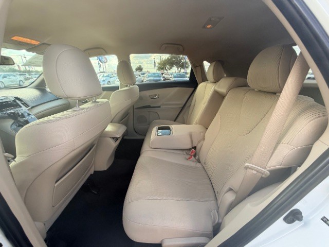 Toyota Venza Vehicle Full-screen Gallery Image 11