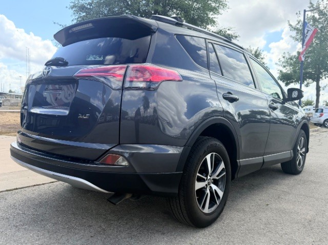 Toyota RAV4 Vehicle Full-screen Gallery Image 04