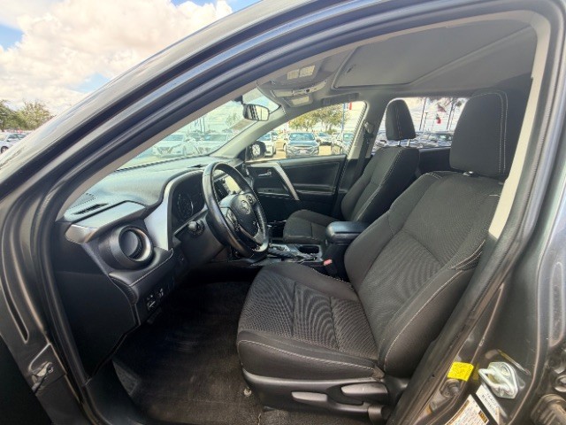 Toyota RAV4 Vehicle Full-screen Gallery Image 08