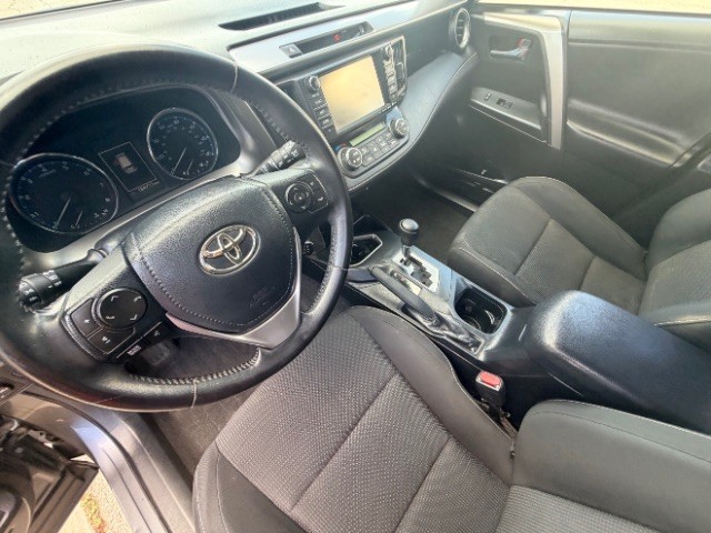 Toyota RAV4 Vehicle Full-screen Gallery Image 09