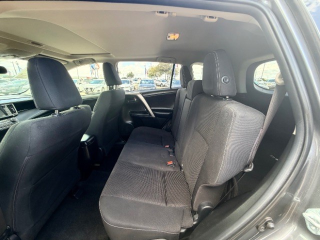 Toyota RAV4 Vehicle Full-screen Gallery Image 11