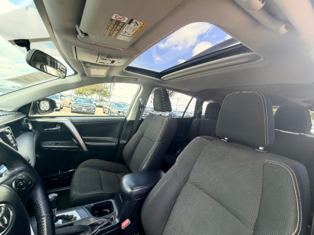 Toyota RAV4 Vehicle Full-screen Gallery Image 12