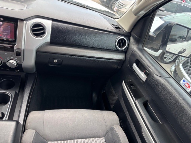 Toyota Tundra 2WD Vehicle Full-screen Gallery Image 09