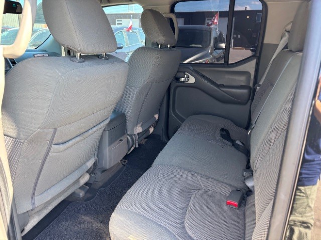 Nissan Frontier Vehicle Full-screen Gallery Image 06