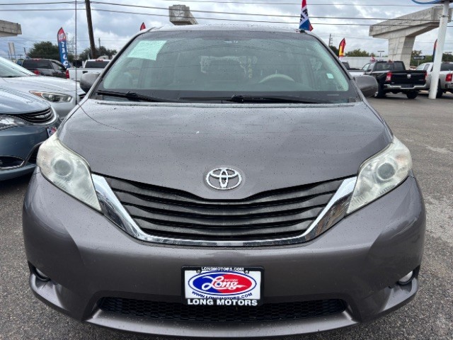 Toyota Sienna Vehicle Full-screen Gallery Image 02