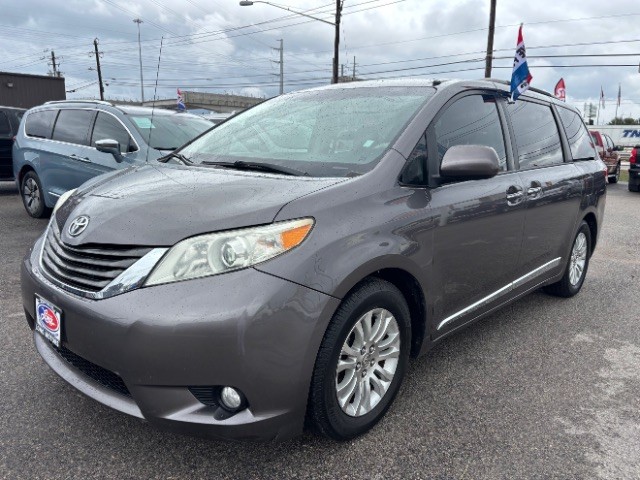 Toyota Sienna Vehicle Full-screen Gallery Image 03