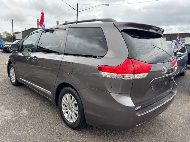 Toyota Sienna Vehicle Full-screen Gallery Image 04