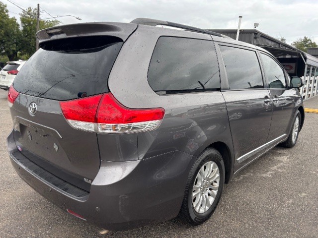 Toyota Sienna Vehicle Full-screen Gallery Image 05