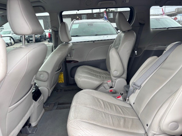 Toyota Sienna Vehicle Full-screen Gallery Image 06