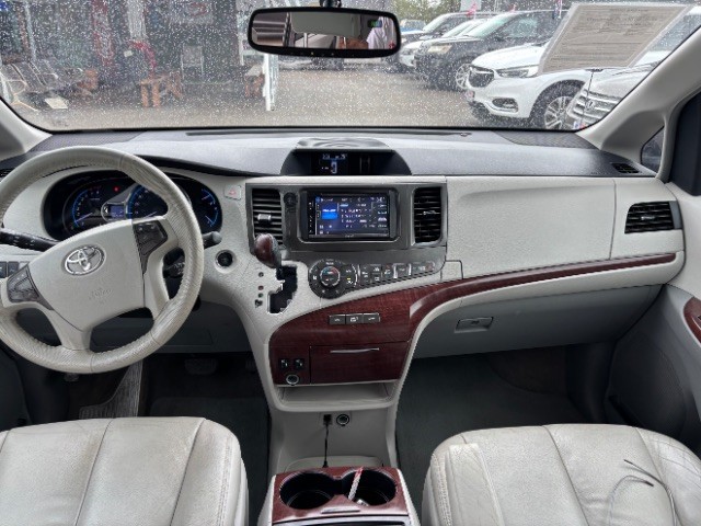 Toyota Sienna Vehicle Full-screen Gallery Image 07