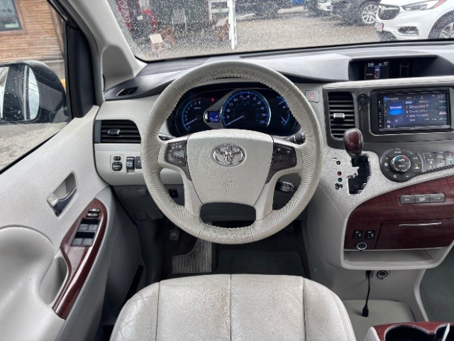 Toyota Sienna Vehicle Full-screen Gallery Image 08