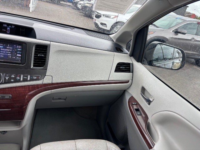 Toyota Sienna Vehicle Full-screen Gallery Image 09
