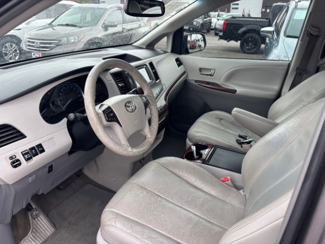 Toyota Sienna Vehicle Full-screen Gallery Image 11