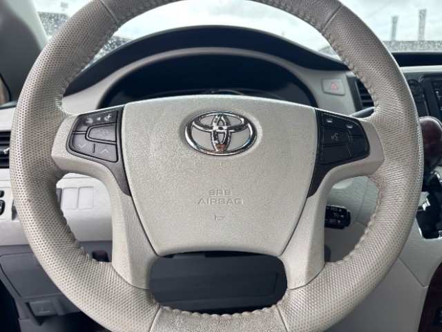 Toyota Sienna Vehicle Full-screen Gallery Image 13