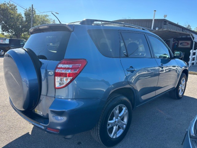 Toyota RAV4 Vehicle Full-screen Gallery Image 05