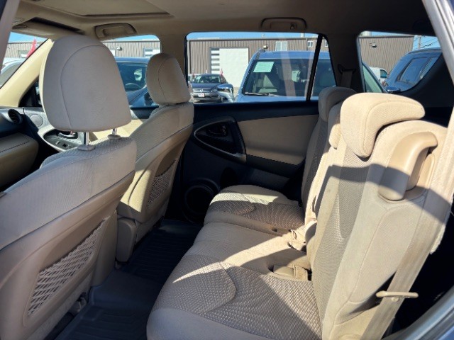 Toyota RAV4 Vehicle Full-screen Gallery Image 06