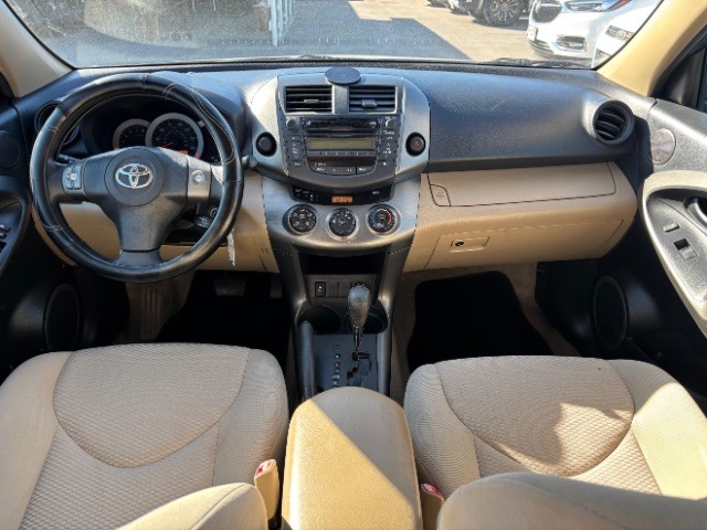 Toyota RAV4 Vehicle Full-screen Gallery Image 07