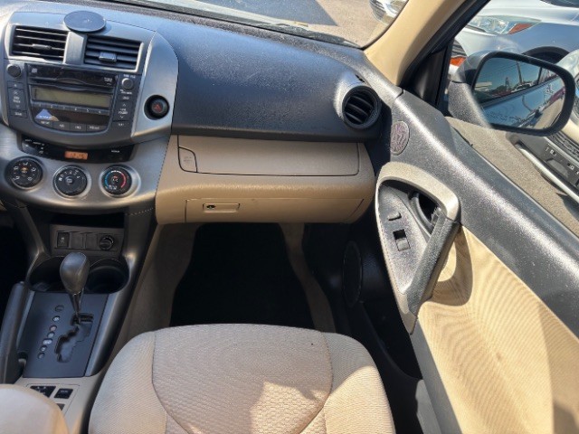 Toyota RAV4 Vehicle Full-screen Gallery Image 08
