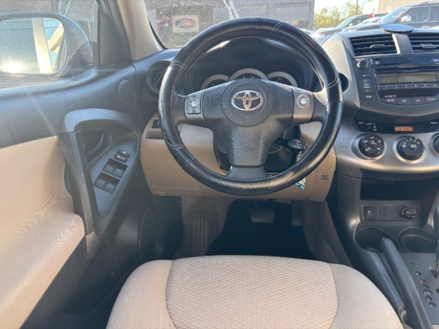 Toyota RAV4 Vehicle Full-screen Gallery Image 09
