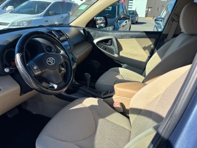 Toyota RAV4 Vehicle Full-screen Gallery Image 11