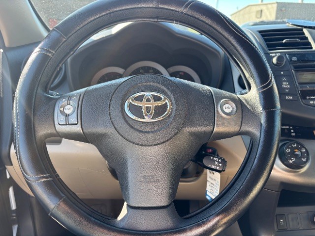 Toyota RAV4 Vehicle Full-screen Gallery Image 12