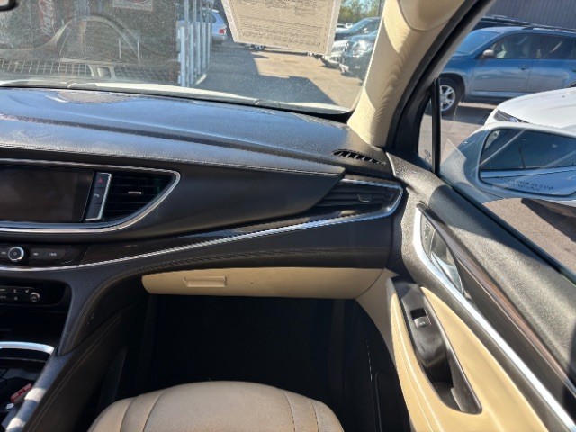 Buick Enclave Vehicle Full-screen Gallery Image 11
