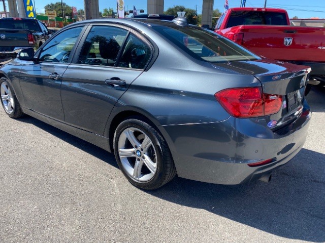 BMW 3 Series Vehicle Full-screen Gallery Image 05