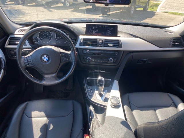 BMW 3 Series Vehicle Full-screen Gallery Image 06