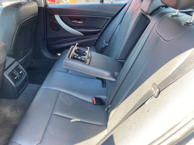 BMW 3 Series Vehicle Full-screen Gallery Image 07