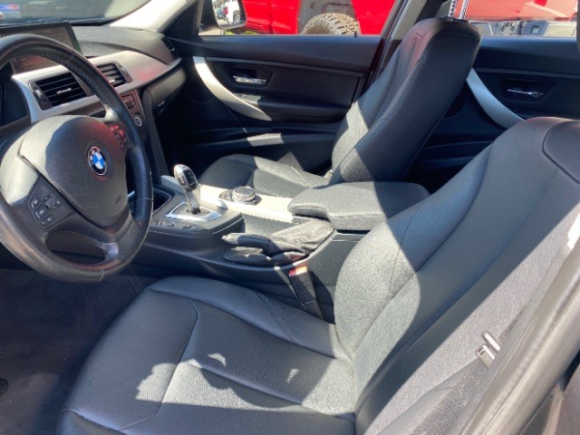 BMW 3 Series Vehicle Full-screen Gallery Image 08