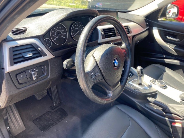 BMW 3 Series Vehicle Full-screen Gallery Image 09