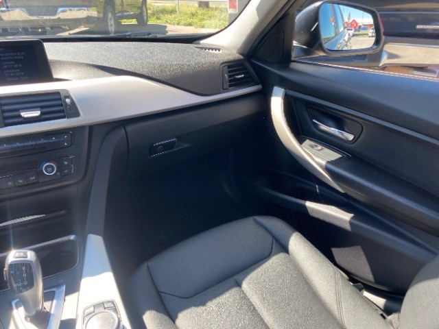 BMW 3 Series Vehicle Full-screen Gallery Image 10