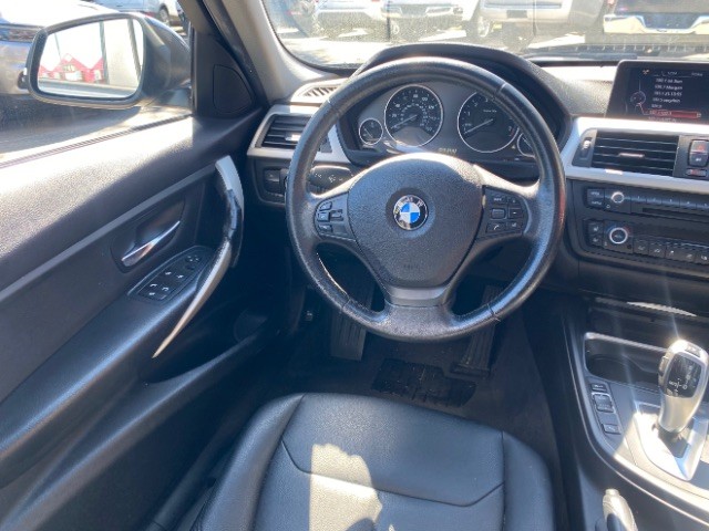 BMW 3 Series Vehicle Full-screen Gallery Image 11