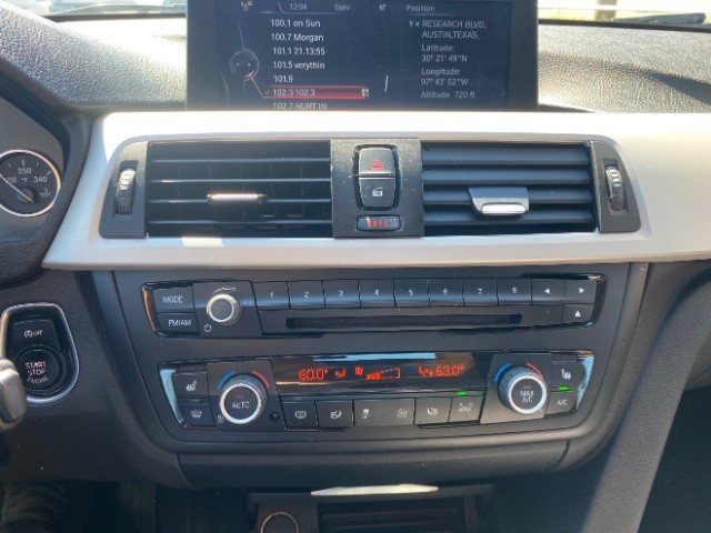 BMW 3 Series Vehicle Full-screen Gallery Image 12