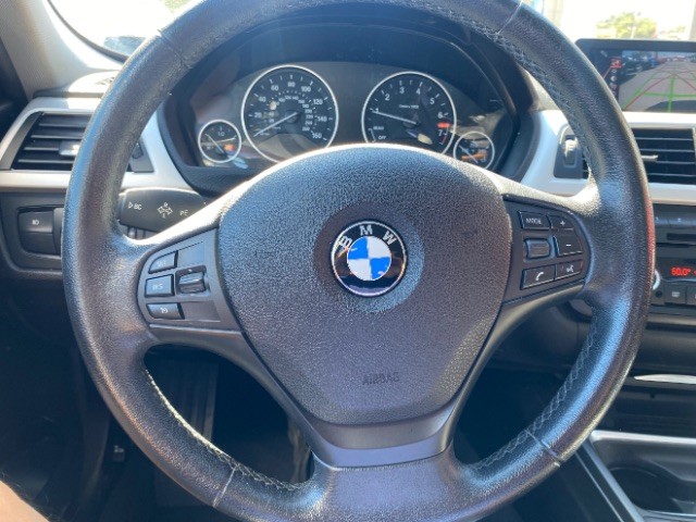 BMW 3 Series Vehicle Full-screen Gallery Image 14