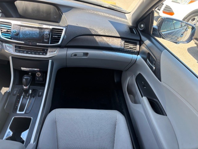 Honda Accord Sedan Vehicle Full-screen Gallery Image 09