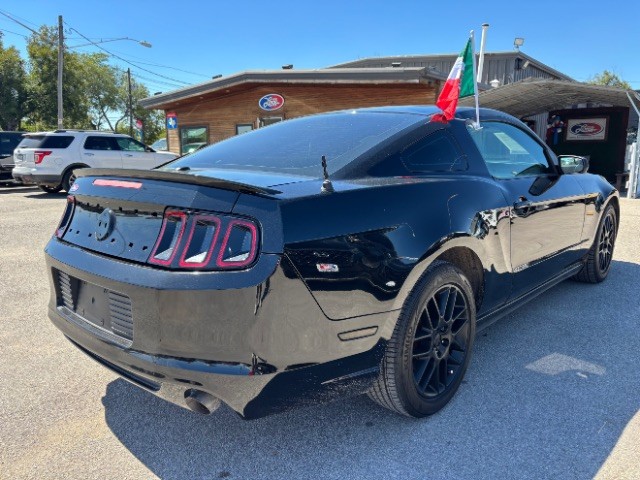 Ford Mustang Vehicle Full-screen Gallery Image 04