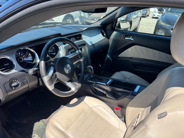 Ford Mustang Vehicle Full-screen Gallery Image 05