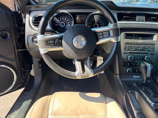Ford Mustang Vehicle Full-screen Gallery Image 09