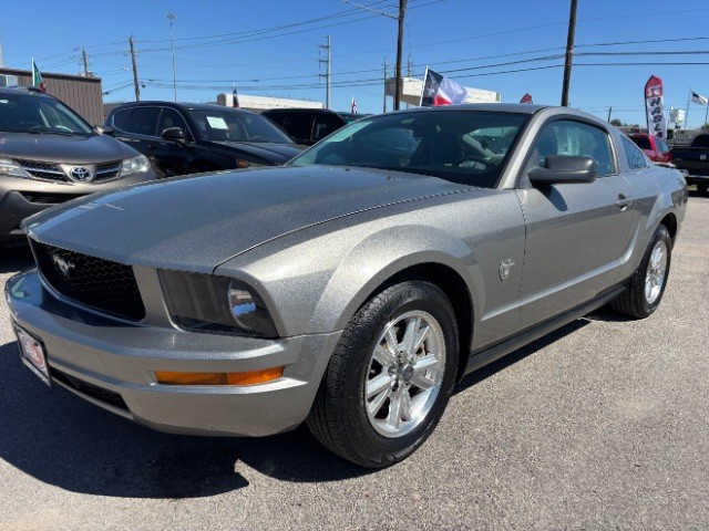 Ford Mustang Vehicle Full-screen Gallery Image 03