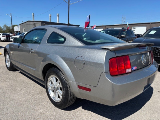 Ford Mustang Vehicle Full-screen Gallery Image 04