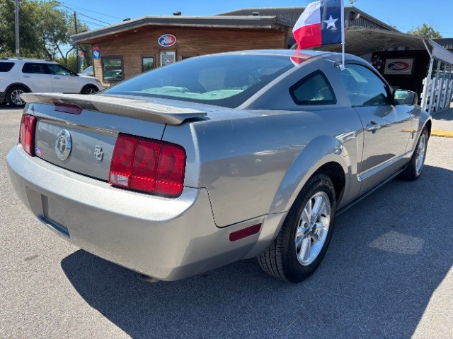 Ford Mustang Vehicle Full-screen Gallery Image 05