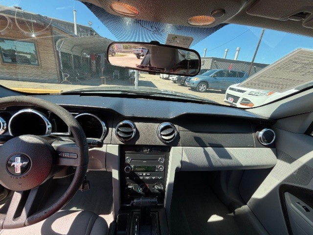 Ford Mustang Vehicle Full-screen Gallery Image 08