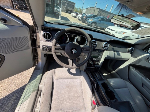 Ford Mustang Vehicle Full-screen Gallery Image 10