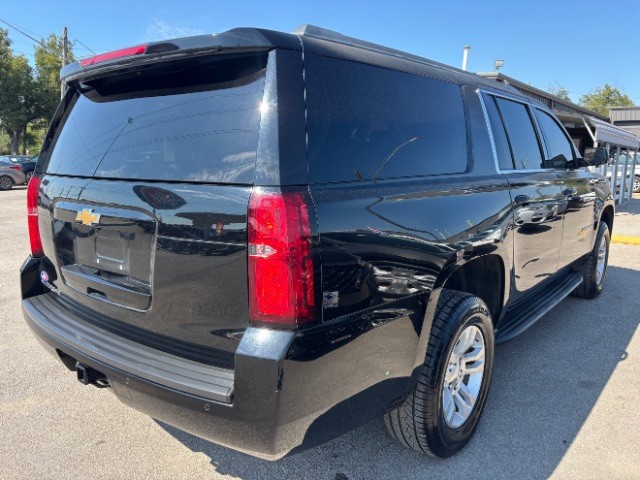 Chevrolet Suburban Vehicle Full-screen Gallery Image 05