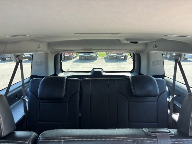 Chevrolet Suburban Vehicle Full-screen Gallery Image 07