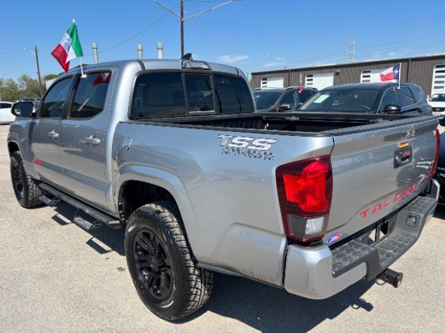 Toyota Tacoma 2WD Vehicle Full-screen Gallery Image 04