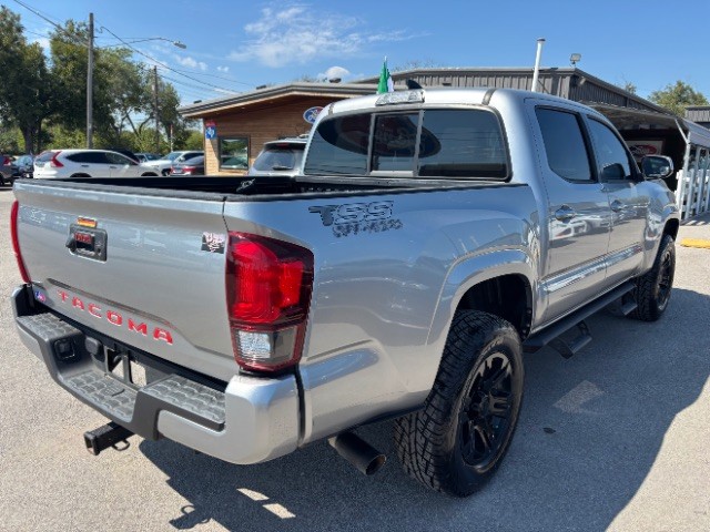 Toyota Tacoma 2WD Vehicle Full-screen Gallery Image 05