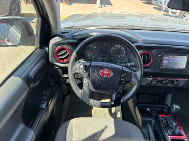 Toyota Tacoma 2WD Vehicle Full-screen Gallery Image 08