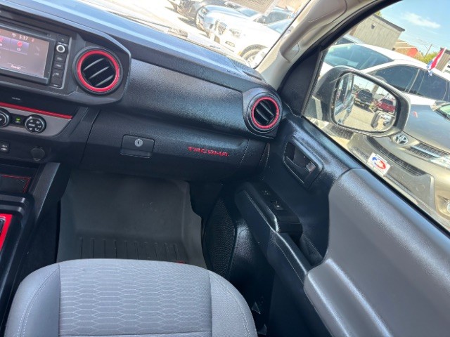 Toyota Tacoma 2WD Vehicle Full-screen Gallery Image 09